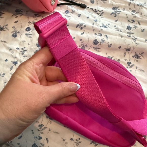 Hot pink Lululemon belt bag used once perfect condition - Picture 3 of 4